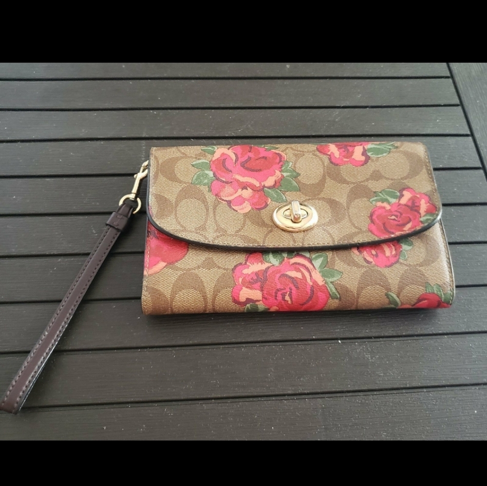Rare coach red roses flower cc clutch fair condition inside